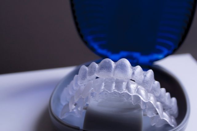 Cómo limpiar la Ortodoncia invisible? - Dentista Conrado Andrés