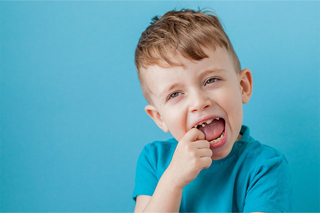 Niños con dientes podridos. Cómo les afecta.